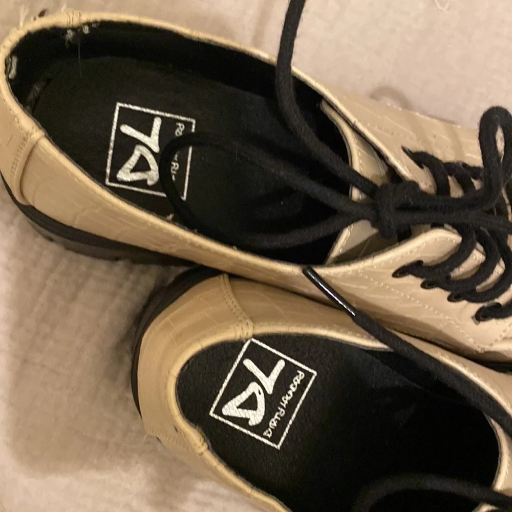 DIRTY LAUNDRY PLATFORM SHOES . Size 7 . New